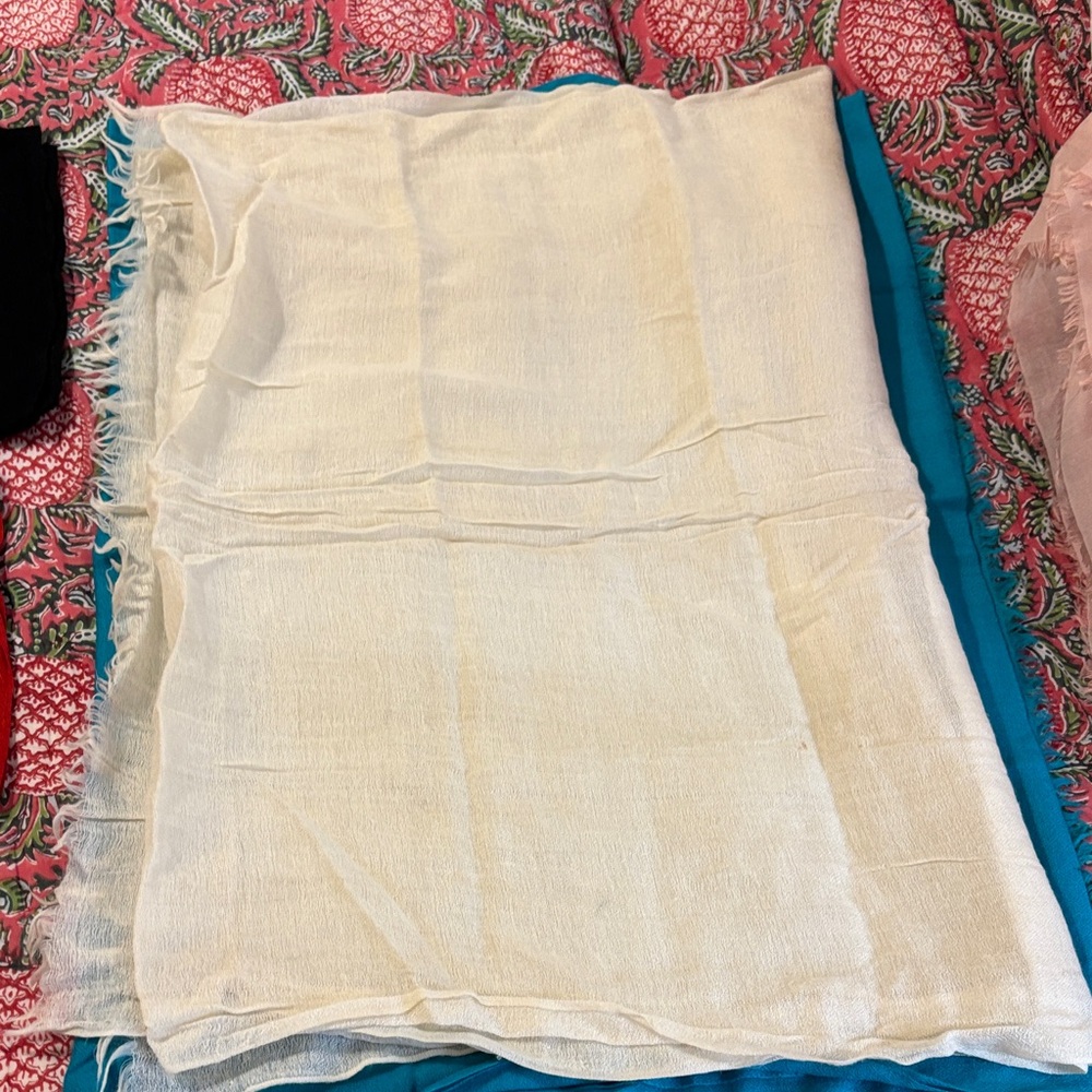 Bundle of 4 pashmina type shawls - Picture 4 of 6